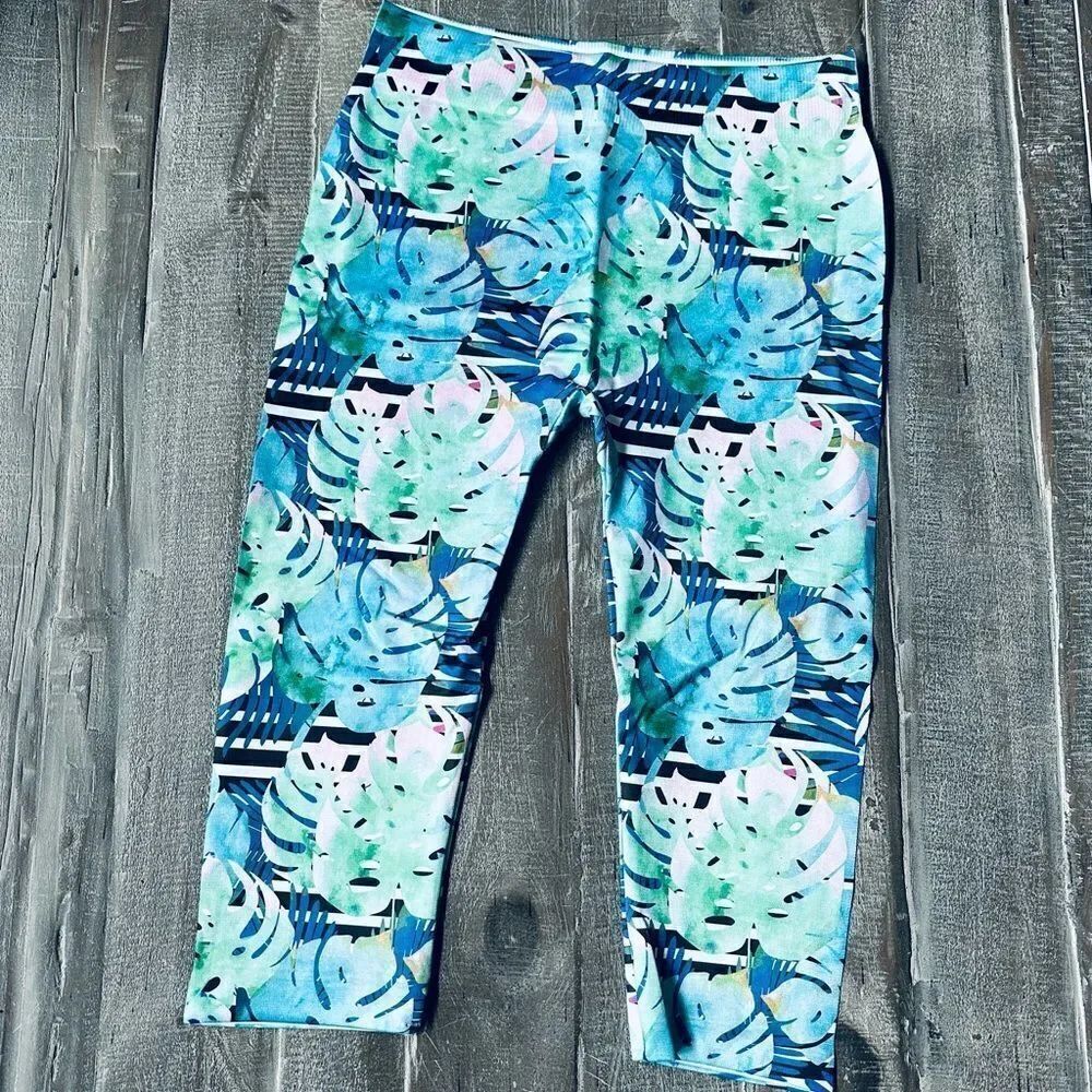Botanical Leaves Stripe Capri Leggings